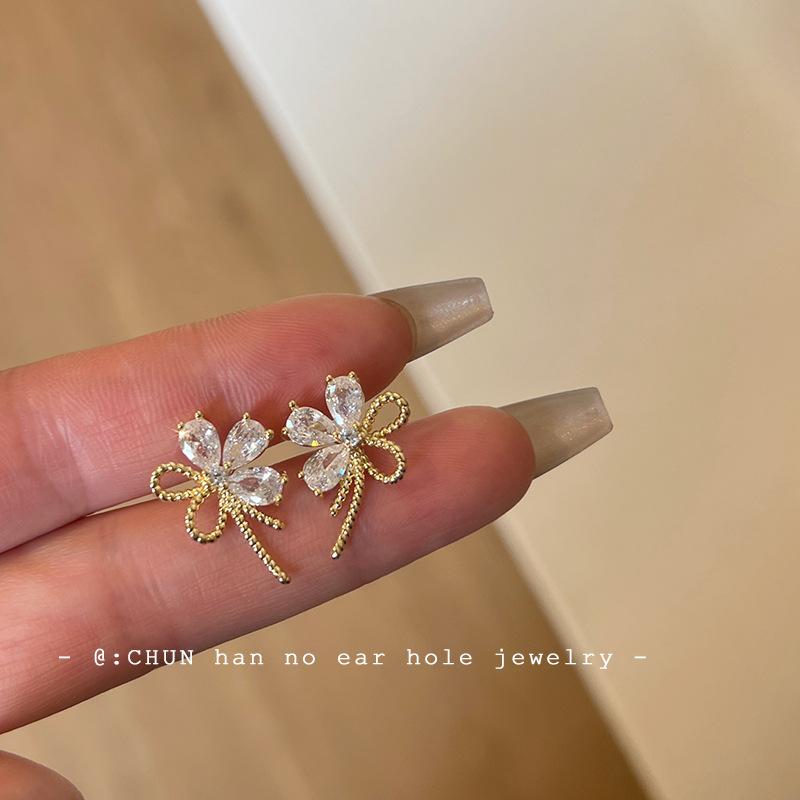 Ear clips without ear holes~ Summer niche design sense flower temperament stud earrings exquisite versatile simple mosquito coil disc ear clips
Ear clips without ear holes~ Summer niche design sense flower temperament stud earrings exquisite versatile simple mosquito coil disc ear clips
