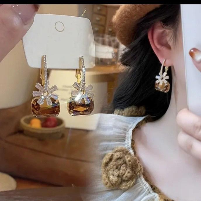 K real gold electroplated silver needle zircon flower earrings retro exquisite temperament earrings light luxury high-end earrings women
K real gold electroplated silver needle zircon flower earrings retro exquisite temperament earrings light luxury high-end earrings women