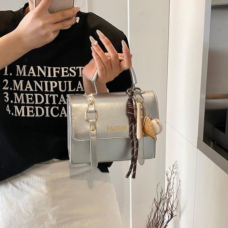 Hand carry retro casual briefcase new fashion glossy messenger bag niche women s shoulder bag No pendant
Hand carry retro casual briefcase new fashion glossy messenger bag niche women s shoulder bag No pendant