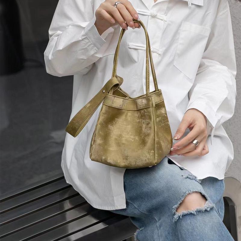 Chinese Style Silk Cowhide Crossbody Bag Summer New Vegetable Basket Bag Women s Large Capacity Commuting Leather Shoulder Bag
Chinese Style Silk Cowhide Crossbody Bag Summer New Vegetable Basket Bag Women s Large Capacity Commuting Leather Shoulder Bag