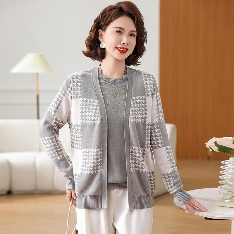 Elegant Spring & Autumn Knit Cardigan Set for Middle-Aged Women & Seniors - Two-Piece Sweater Coat & Early Summer T-shirt Top. 3XL (135-160 kg)
Elegant Spring & Autumn Knit Cardigan Set for Middle-Aged Women & Seniors - Two-Piece Sweater Coat & Early Summer T-shirt Top. 3XL (135-160 kg)
