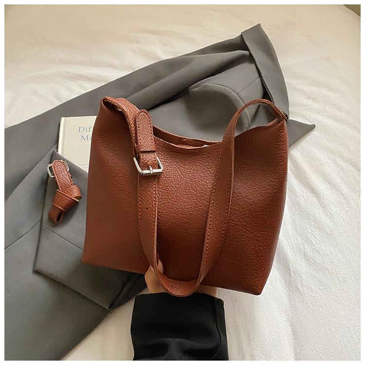 Повседневная сумка в стиле ретро большой вместимости женская 2025 новая простая сумка-тоут высокой ценности сумка-мессенджер на плечо для поездок на работу тренд коричневый
Повседневная сумка в стиле ретро большой вместимости женская 2025 новая простая сумка-тоут высокой ценности сумка-мессенджер на плечо для поездок на работу тренд коричневый