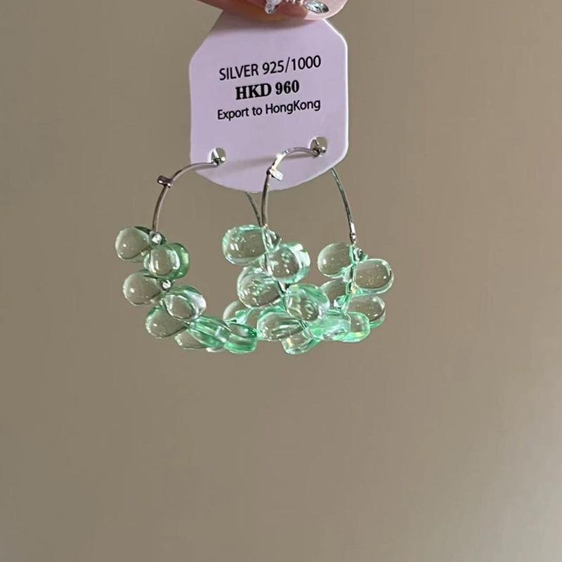 Ice through green glass beaded earrings, sweet temperament, small and fresh earrings, versatile niche high-end earrings
Ice through green glass beaded earrings, sweet temperament, small and fresh earrings, versatile niche high-end earrings