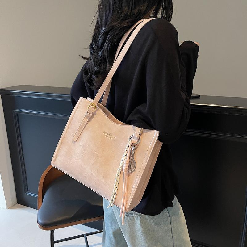 Retro red wedding bride large-capacity bag women s 2025 new autumn and winter versatile commuter shoulder bag tote bag 28*10*23
Retro red wedding bride large-capacity bag women s 2025 new autumn and winter versatile commuter shoulder bag tote bag 28*10*23