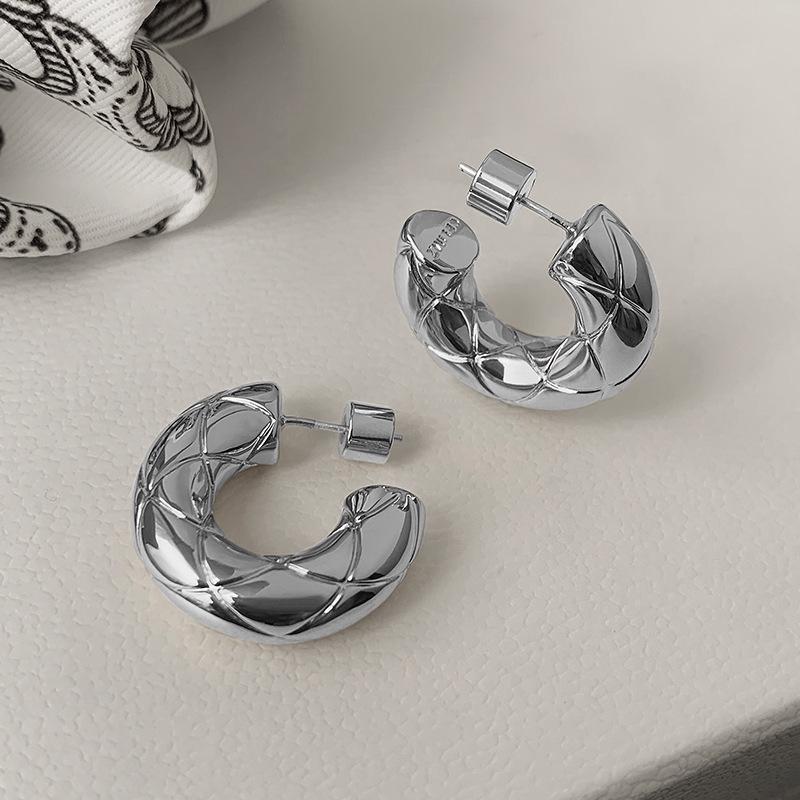 Silver Needle C-Shaped Textured Earrings: Retro European and American High-End Fashion with a Cold Style
Silver Needle C-Shaped Textured Earrings: Retro European and American High-End Fashion with a Cold Style