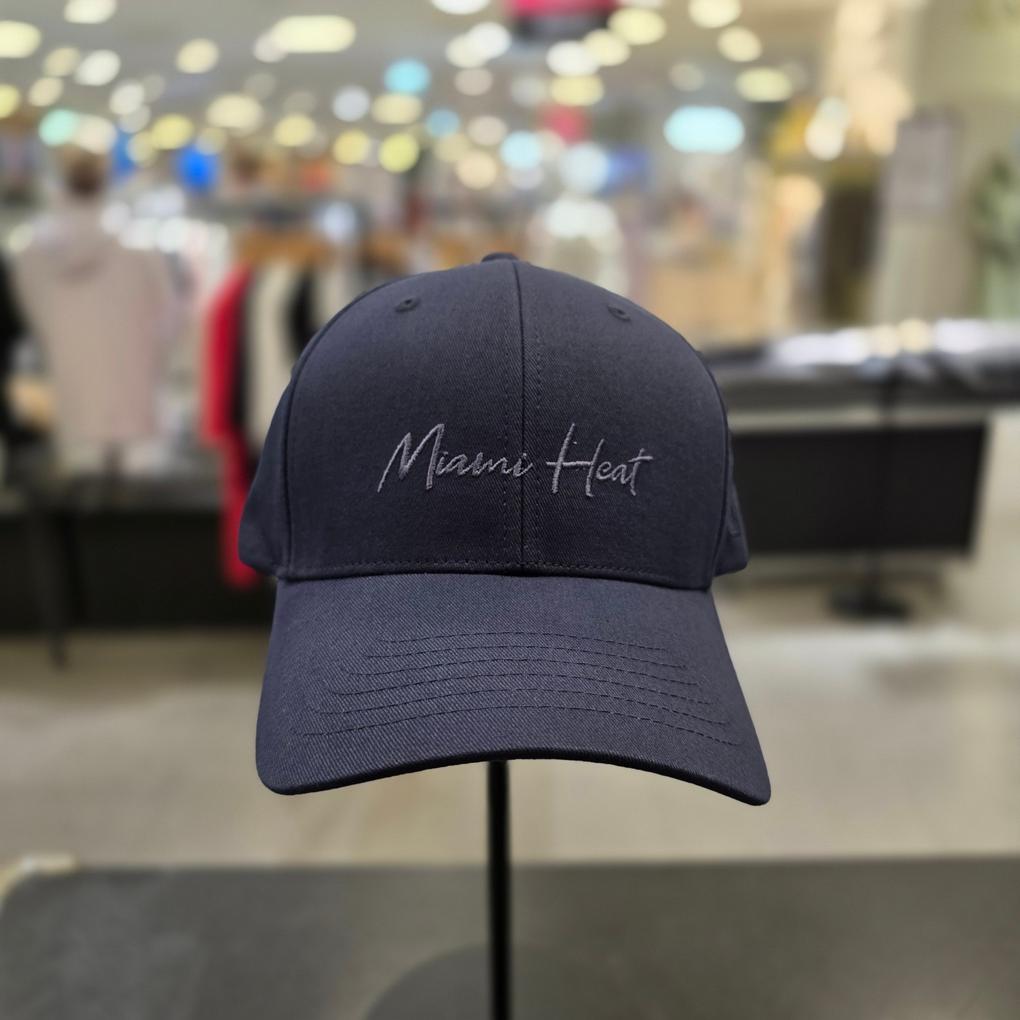 NBA NBA CHI Cursive Wording Overcap N255AP446P Jack Black
NBA NBA CHI Cursive Wording Overcap N255AP446P Jack Black