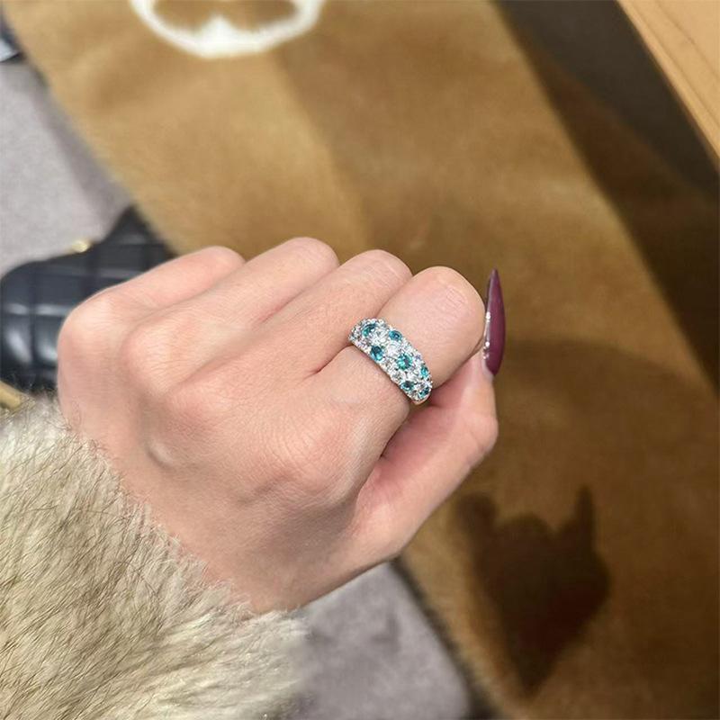 Exquisite zircon ring, light luxury, high-end sense, niche index finger ring, fashionable and versatile temperament jewelry.
Exquisite zircon ring, light luxury, high-end sense, niche index finger ring, fashionable and versatile temperament jewelry.