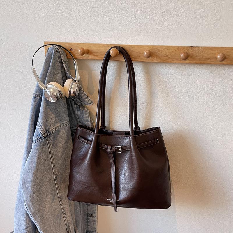 Ретро нишевая сумка подмышку женская осенняя новая большой вместимости модная сумка-тоут простая сумка на плечо
Ретро нишевая сумка подмышку женская осенняя новая большой вместимости модная сумка-тоут простая сумка на плечо