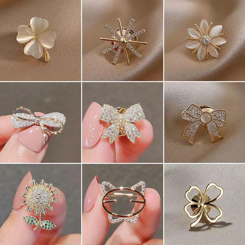 Small brooch, bow, anti-light brooch, high-end chest seam-free shirt, anti-light button, versatile pin.
Small brooch, bow, anti-light brooch, high-end chest seam-free shirt, anti-light button, versatile pin.