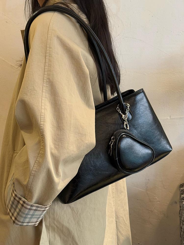 Korean niche high-end long-handled shoulder armpit bag, new large-capacity love earphone bag, commuter tote bag.
Korean niche high-end long-handled shoulder armpit bag, new large-capacity love earphone bag, commuter tote bag.