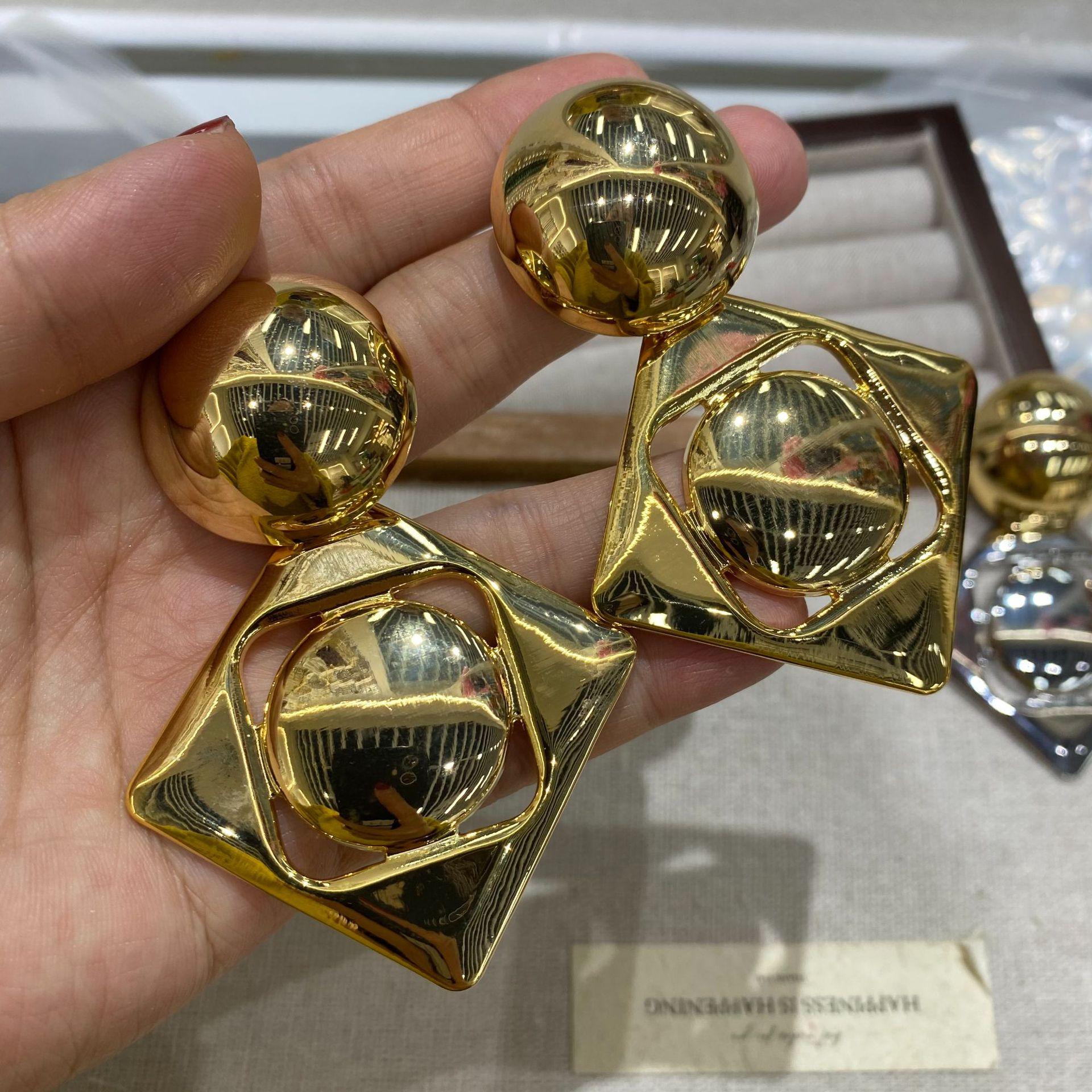 Exaggerated Geometric Square Rhombus Two-Color Splicing Large Earrings, Poplar Forest Light Luxury Fashionable Temperament Personalized Earrings
Exaggerated Geometric Square Rhombus Two-Color Splicing Large Earrings, Poplar Forest Light Luxury Fashionable Temperament Personalized Earrings