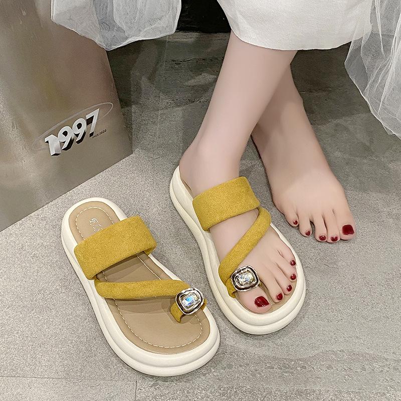 Set of toe versatile slippers for women s summer wear 2025 summer new one-word drag flat-bottomed beach sandals 37 жовтий
Set of toe versatile slippers for women s summer wear 2025 summer new one-word drag flat-bottomed beach sandals 37 жовтий