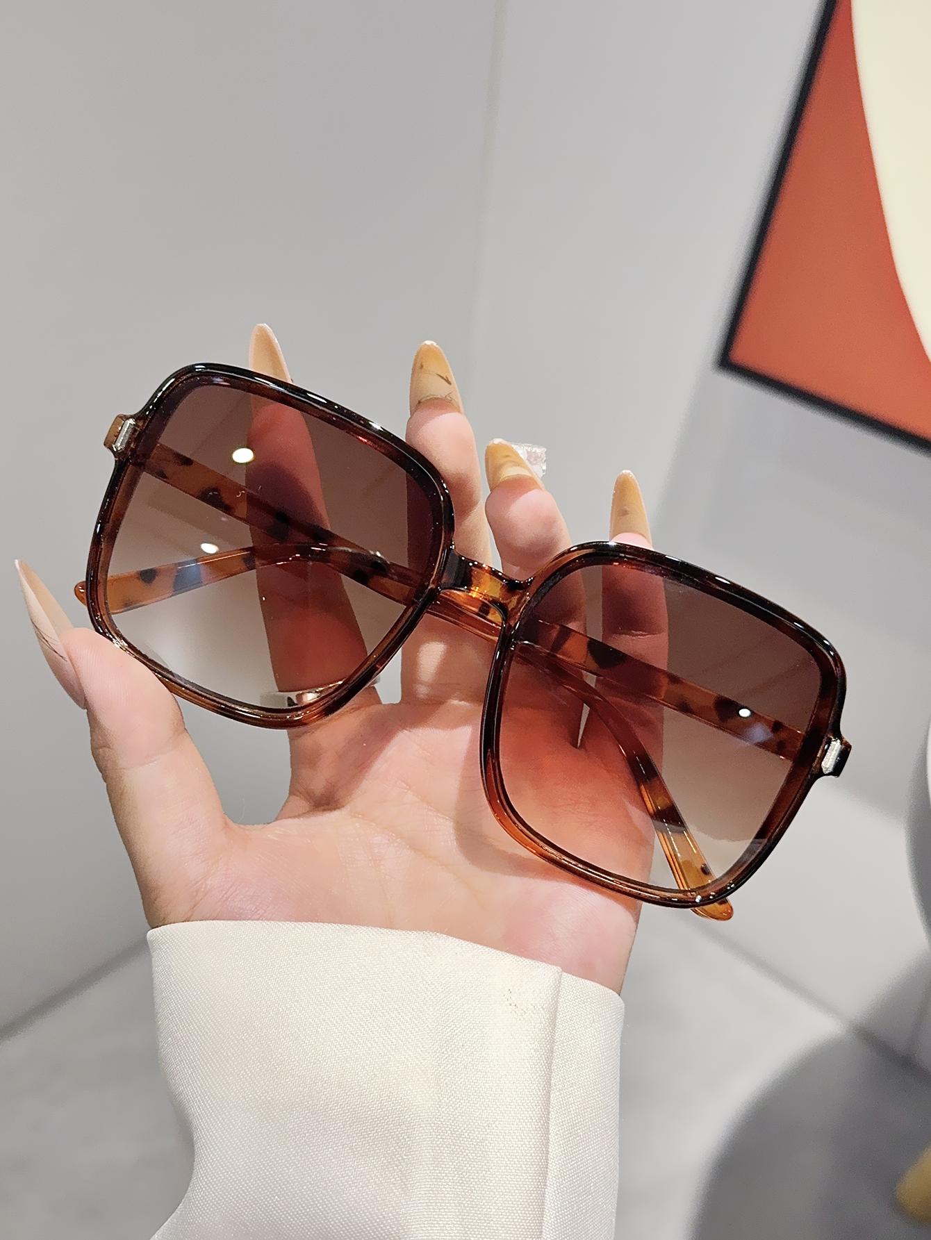 1Pc Women s Oversized Square Sunglasses Fashionable Tortoiseshell Frame with Rivet Design Suitable for Holiday Travel
1Pc Women s Oversized Square Sunglasses Fashionable Tortoiseshell Frame with Rivet Design Suitable for Holiday Travel