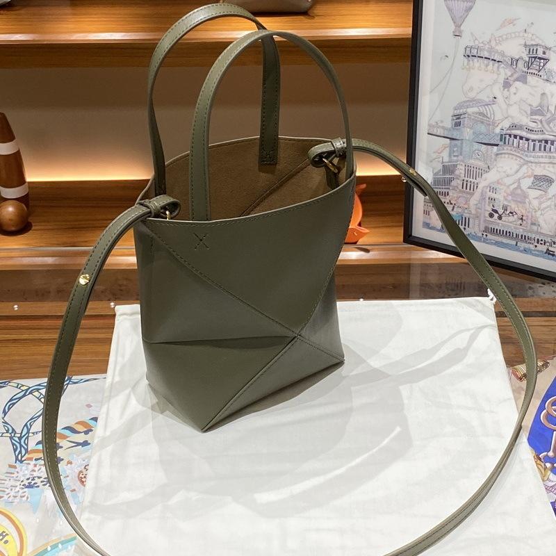 2026 New Genuine Leather Women s Bag Deformation Geometric Splicing Folding Tote Single Shoulder Diagonal Cross Trendy Manufacturer 15.5x8.5x20cm
2026 New Genuine Leather Women s Bag Deformation Geometric Splicing Folding Tote Single Shoulder Diagonal Cross Trendy Manufacturer 15.5x8.5x20cm