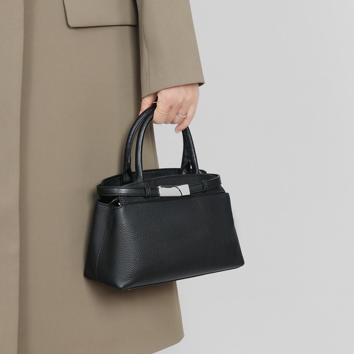 Bag summer women s versatile Kelly bag niche women s high-end handbag women s bag large capacity crossbody bag чорний
Bag summer women s versatile Kelly bag niche women s high-end handbag women s bag large capacity crossbody bag чорний