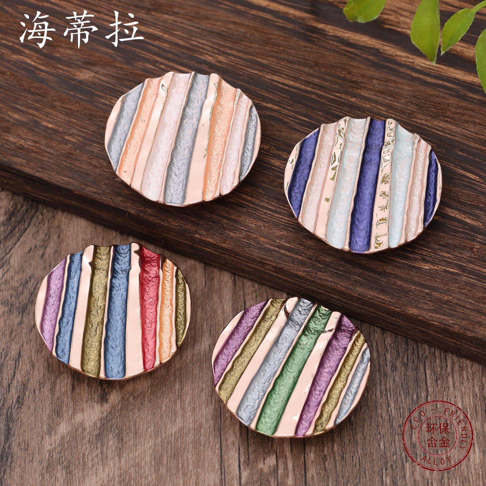 New round geometric line enamel color magnetic brooch out of the street banquet women s multi-functional versatile brooch magnetic attraction
New round geometric line enamel color magnetic brooch out of the street banquet women s multi-functional versatile brooch magnetic attraction