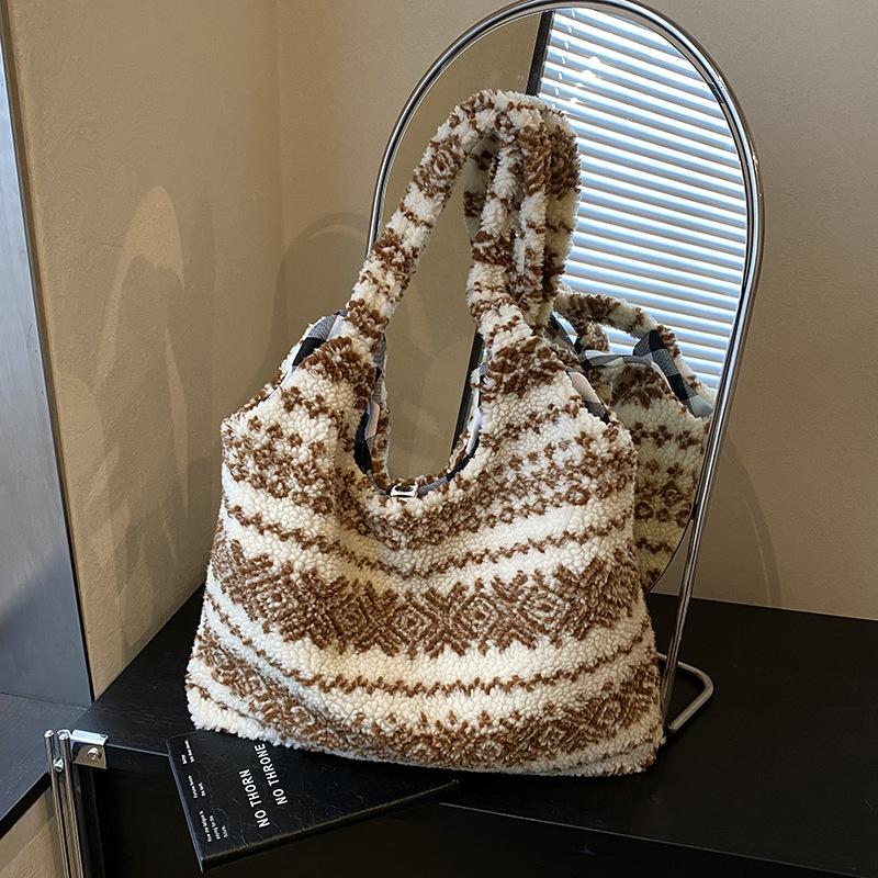 New Winter Plush Tote Bag for Women Fair Isle Lamb Fleece Shoulder Bag Large Capacity Fuzzy Crossbody Purse Cozy Granular Grain хакі
New Winter Plush Tote Bag for Women Fair Isle Lamb Fleece Shoulder Bag Large Capacity Fuzzy Crossbody Purse Cozy Granular Grain хакі