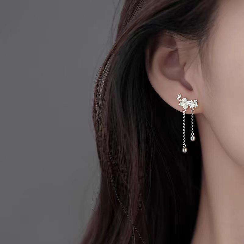 Fashionable Earrings With Flower Shaped Pearls And Tassel Earrings And Earrings серебряный
Fashionable Earrings With Flower Shaped Pearls And Tassel Earrings And Earrings серебряный