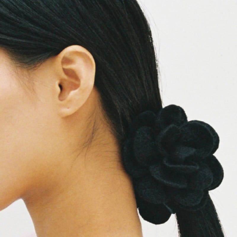 Fruta winter flower claw hair clip ONE
Fruta winter flower claw hair clip ONE