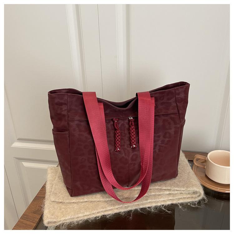 Retro Top Handle Bag Large Capacity Leopard Print Tote Storage Bag for Daily Use Textured Casual and Simple Design Shoulder Bags
Retro Top Handle Bag Large Capacity Leopard Print Tote Storage Bag for Daily Use Textured Casual and Simple Design Shoulder Bags