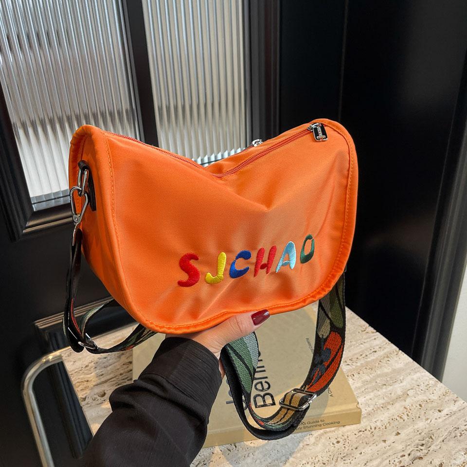 Сумка-подушка из ткани Оксфорд, яркий цвет, прочная, высококачественный модный нишевый дизайн
Сумка-подушка из ткани Оксфорд, яркий цвет, прочная, высококачественный модный нишевый дизайн