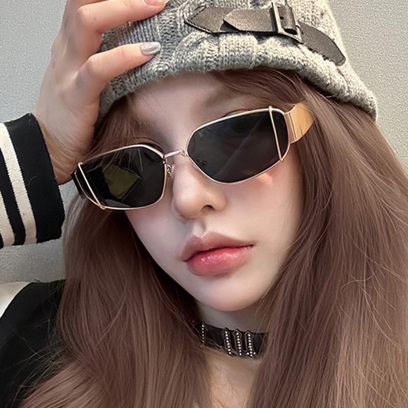 Personalized Square Sunglasses Fashion Metal Frame UV Resistant Glasses Men and Women Outdoor Street Photography Concave Design
Personalized Square Sunglasses Fashion Metal Frame UV Resistant Glasses Men and Women Outdoor Street Photography Concave Design