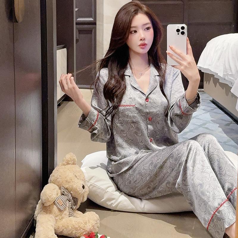 Luxury Ice Silk Pajamas for Women: Spring/Autumn Long Sleeve & Pants, Color Block Korean Style Homewear M
Luxury Ice Silk Pajamas for Women: Spring/Autumn Long Sleeve & Pants, Color Block Korean Style Homewear M