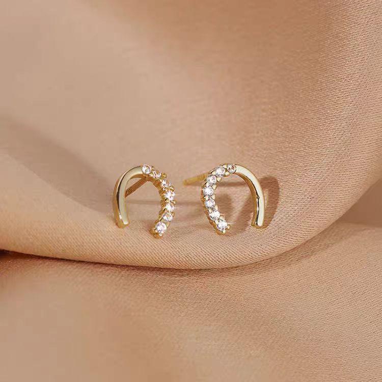 Елегантні сережки-пусети у формі підкови у формі літери U з корейським цирконом – простий, модний дизайн для жінок
Елегантні сережки-пусети у формі підкови у формі літери U з корейським цирконом – простий, модний дизайн для жінок