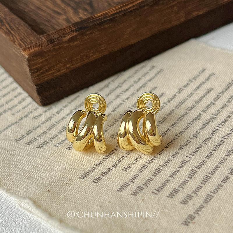 Metal irregular ear clips, no ear piercings, niche unique design, cold wind earrings, fashionable commuter, small earrings, women
Metal irregular ear clips, no ear piercings, niche unique design, cold wind earrings, fashionable commuter, small earrings, women