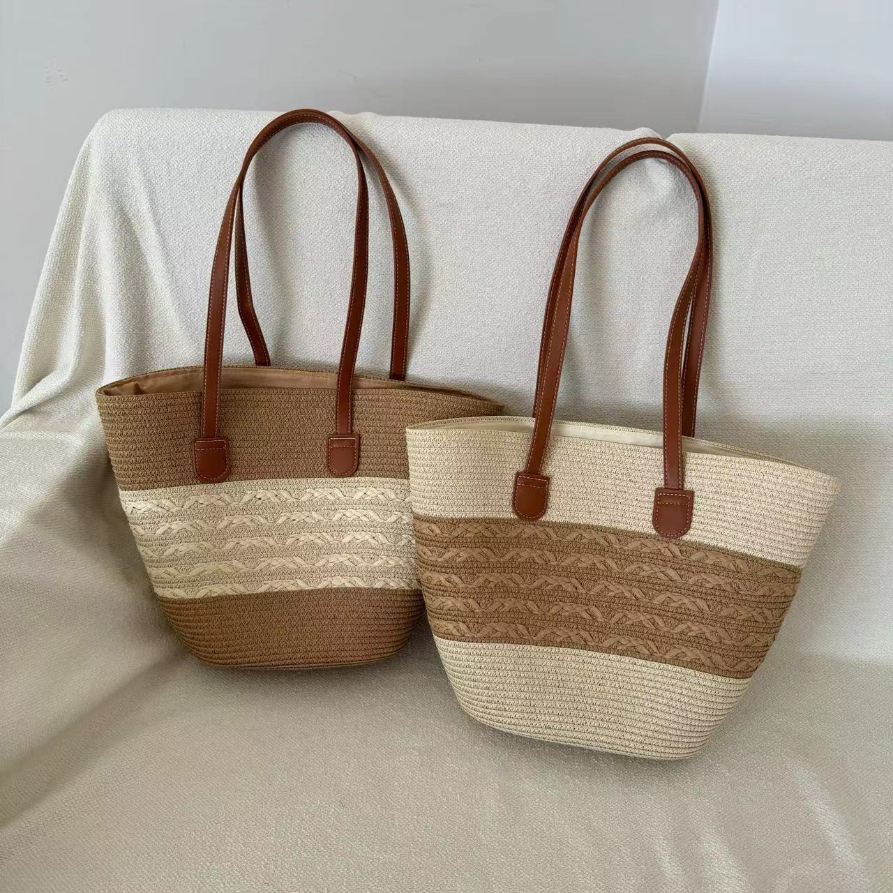 2025 summer new large-capacity retro literary and artistic fan woven shoulder portable women s bag fashionable striped straw bag 23 * 14 * 28, catchy 43
2025 summer new large-capacity retro literary and artistic fan woven shoulder portable women s bag fashionable striped straw bag 23 * 14 * 28, catchy 43