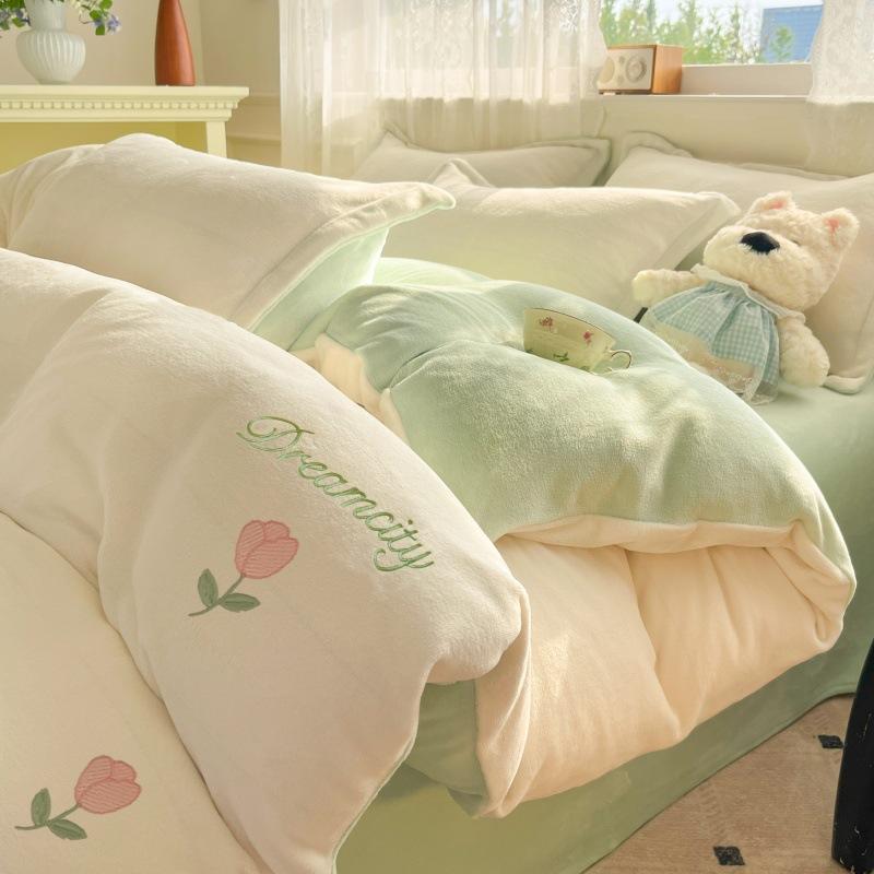 Thickened Milk Fleece Four-Piece Set, Lace Bed Cover, Quilt Cover, Bed Sheet, Wind Dormitory Three-Piece Set 1.5m sheet type 4pc - quilt cover 180 * 220
Thickened Milk Fleece Four-Piece Set, Lace Bed Cover, Quilt Cover, Bed Sheet, Wind Dormitory Three-Piece Set 1.5m sheet type 4pc - quilt cover 180 * 220