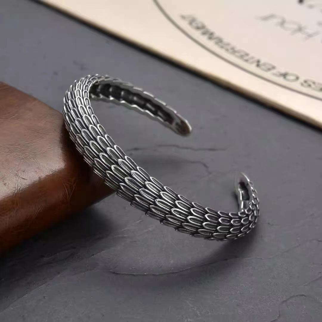 Brocade Men s Dragon Scale Pattern Bracelet - Retro Chinese Style, Personalized Thai Silver Bangle
Brocade Men s Dragon Scale Pattern Bracelet - Retro Chinese Style, Personalized Thai Silver Bangle