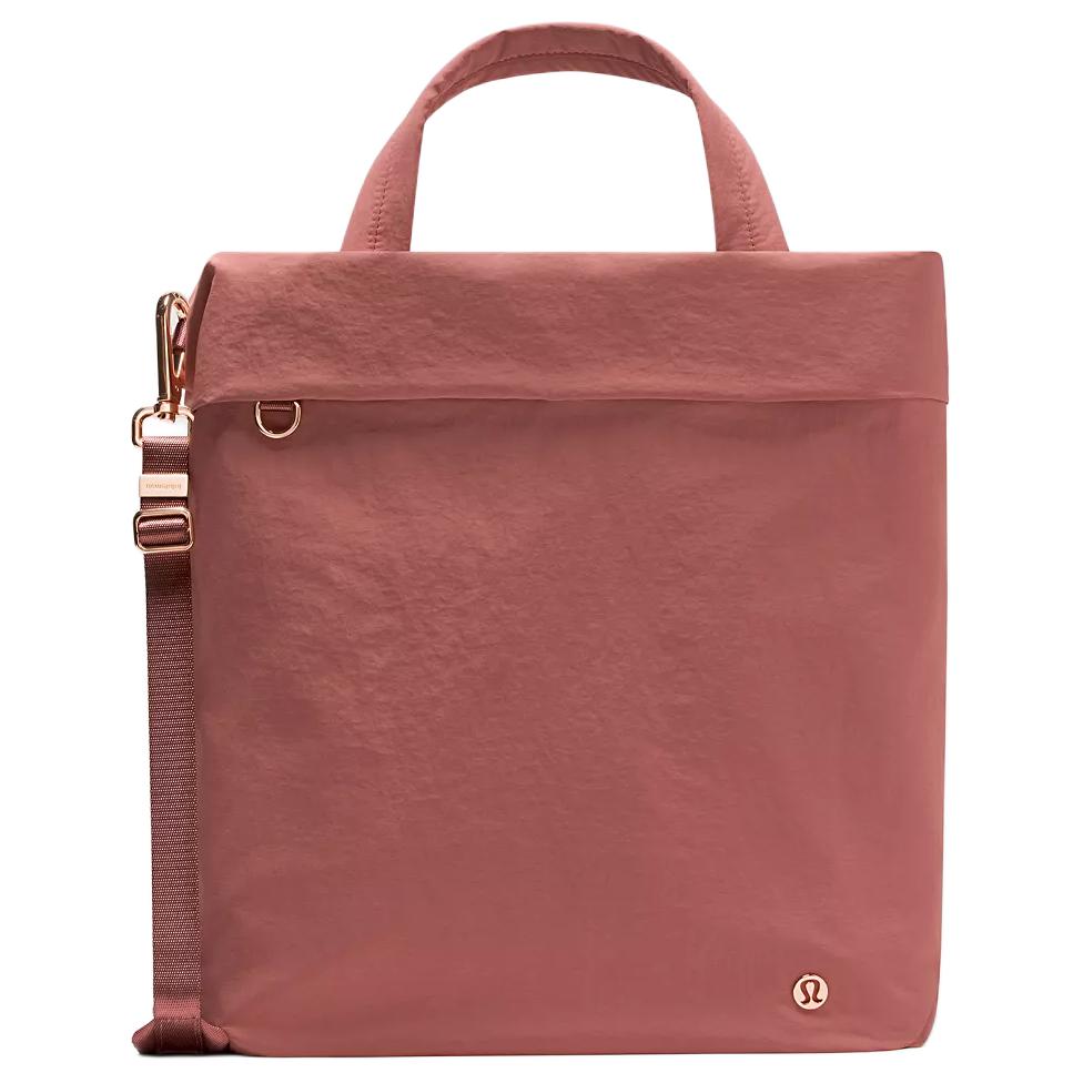 Lululemon On My Level 20L Detachable Adjustable Shoulder Strap Nylon And Polyester Tote Bag Unisex Tote Bag Twilight-Gold Rose-Gold LW9FNCS-075022 Dusk Gold & Rose Gold
Lululemon On My Level 20L Detachable Adjustable Shoulder Strap Nylon And Polyester Tote Bag Unisex Tote Bag Twilight-Gold Rose-Gold LW9FNCS-075022 Dusk Gold & Rose Gold