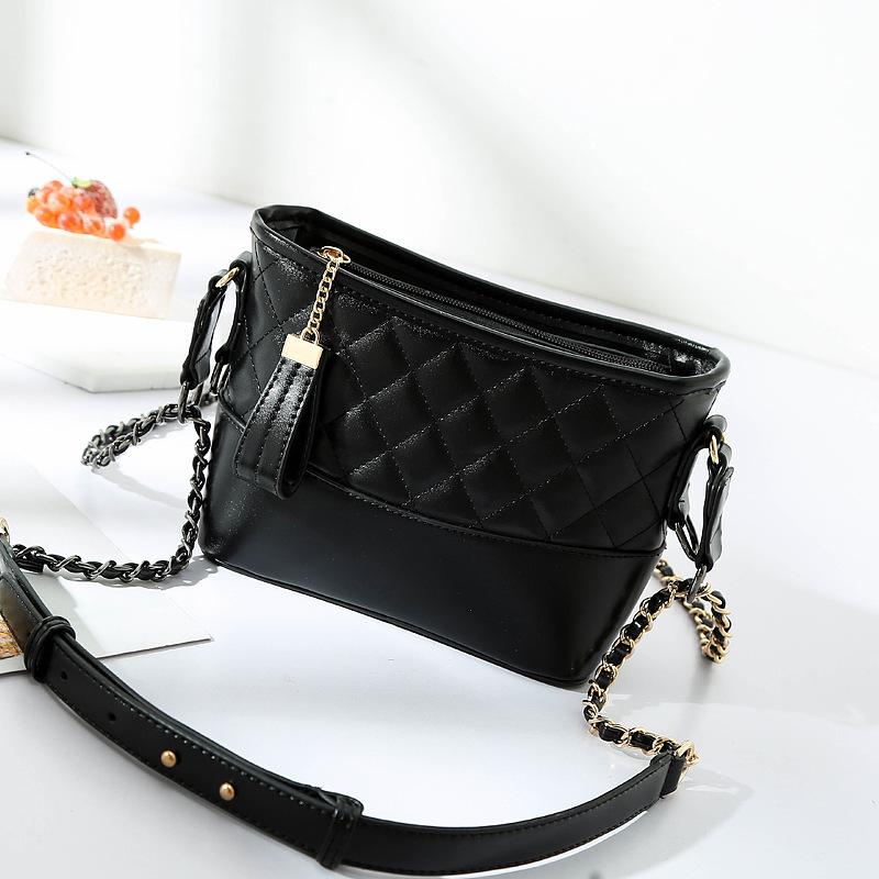 Ромбовидная уличная сумка Xiaoxiangfeng, сумка-цепочка, женская сумка, универсальная сумка через плечо для женщин 20*16*8cm чёрный
Ромбовидная уличная сумка Xiaoxiangfeng, сумка-цепочка, женская сумка, универсальная сумка через плечо для женщин 20*16*8cm чёрный