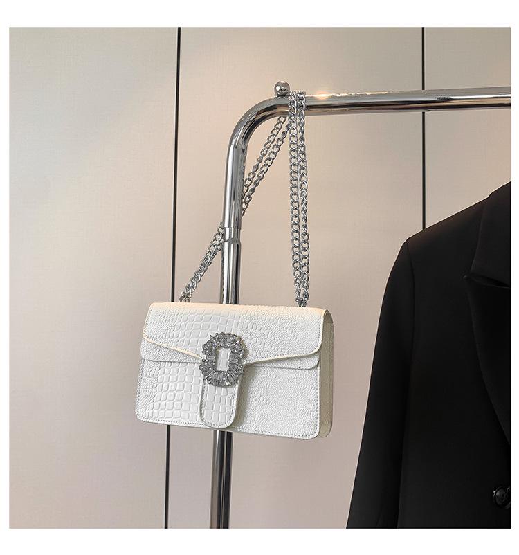 Женская сумка кроссбоди и на плечо с цепочкой в стиле ретро 2024 года из крокодиловой кожи – Модная, элегантная, в стиле кэжуал. белый
Женская сумка кроссбоди и на плечо с цепочкой в стиле ретро 2024 года из крокодиловой кожи – Модная, элегантная, в стиле кэжуал. белый