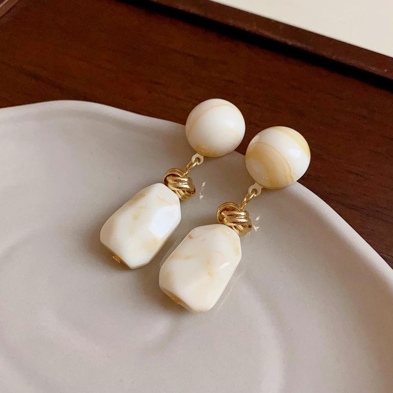 Silver needle Maillard irregular resin earrings niche fashion retro earrings personalized light luxury high-end earrings women
Silver needle Maillard irregular resin earrings niche fashion retro earrings personalized light luxury high-end earrings women