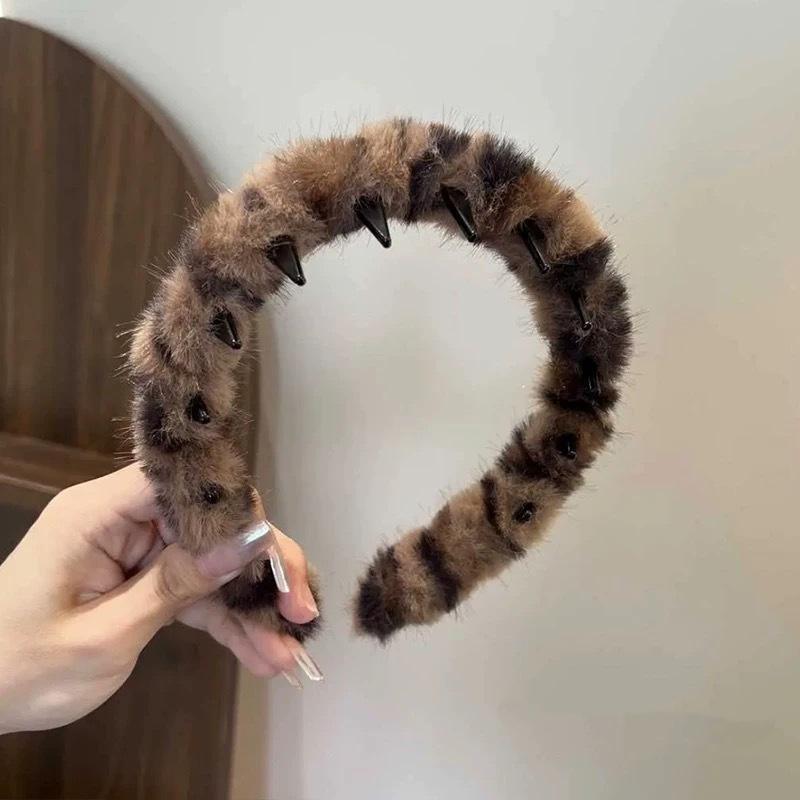 Korean-style retro leopard print with teeth fur pompom hair band for women, anti-slip face wash hair accessory, makeup hair deco
Korean-style retro leopard print with teeth fur pompom hair band for women, anti-slip face wash hair accessory, makeup hair deco