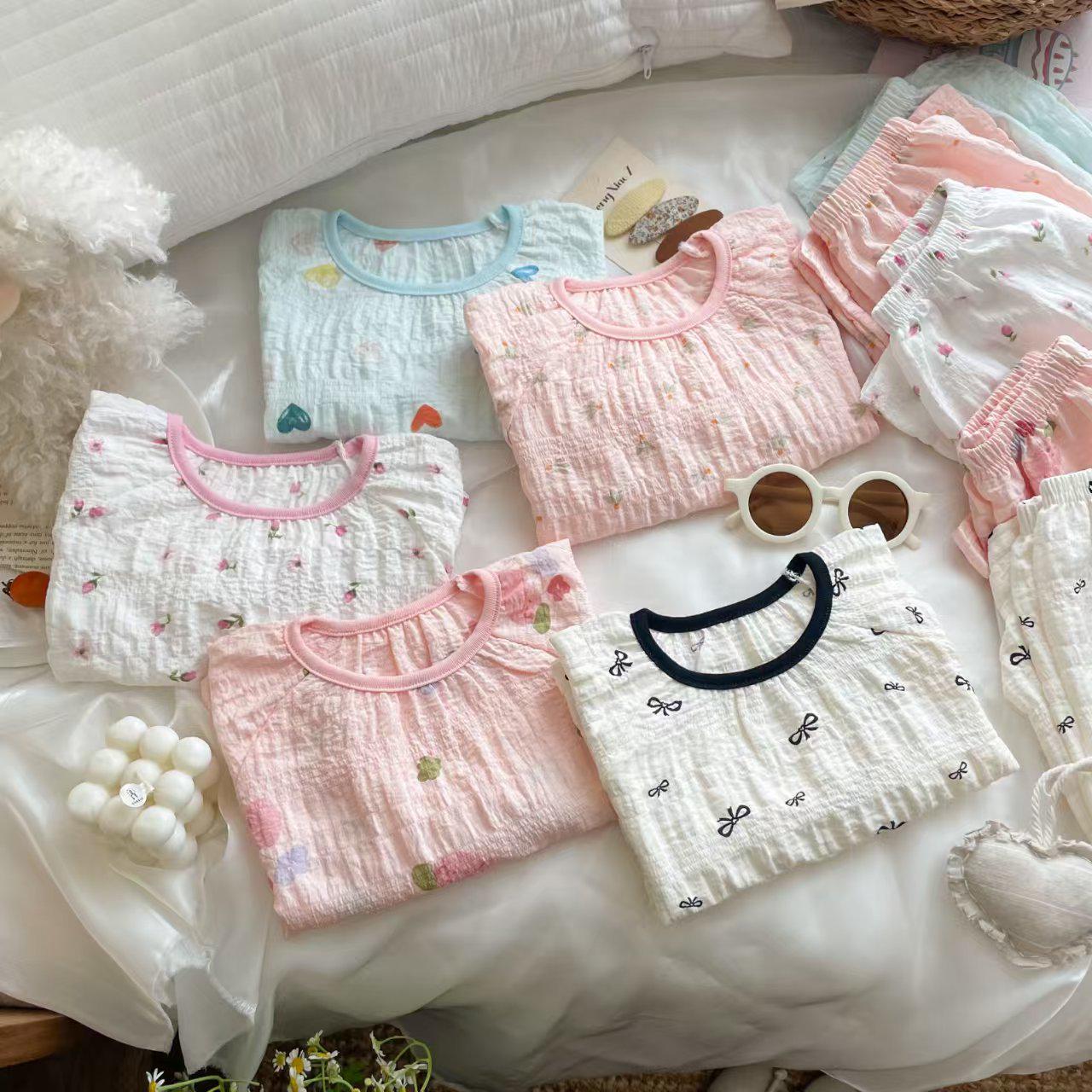 2025 Spring/Summer Girls Pajama Set: Thin Round Neck, 5-Sleeve, 7/8 Pants, Color Block Design, Perfect for Homewear and Air-Conditioned Rooms 80cm height 65-70cm
2025 Spring/Summer Girls Pajama Set: Thin Round Neck, 5-Sleeve, 7/8 Pants, Color Block Design, Perfect for Homewear and Air-Conditioned Rooms 80cm height 65-70cm