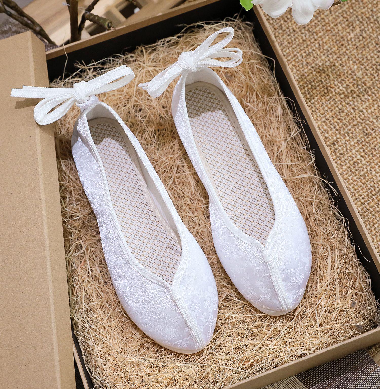Ming Dynasty Style Women s Hanfu Brocade Flat Shoes 40
Ming Dynasty Style Women s Hanfu Brocade Flat Shoes 40