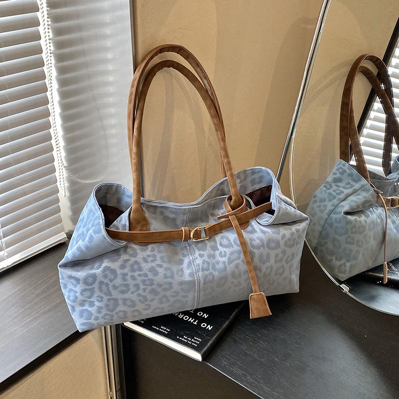 2025 fashion casual shoulder bag niche design tote bag autumn and winter new women s personalized large-capacity bag синий
2025 fashion casual shoulder bag niche design tote bag autumn and winter new women s personalized large-capacity bag синий