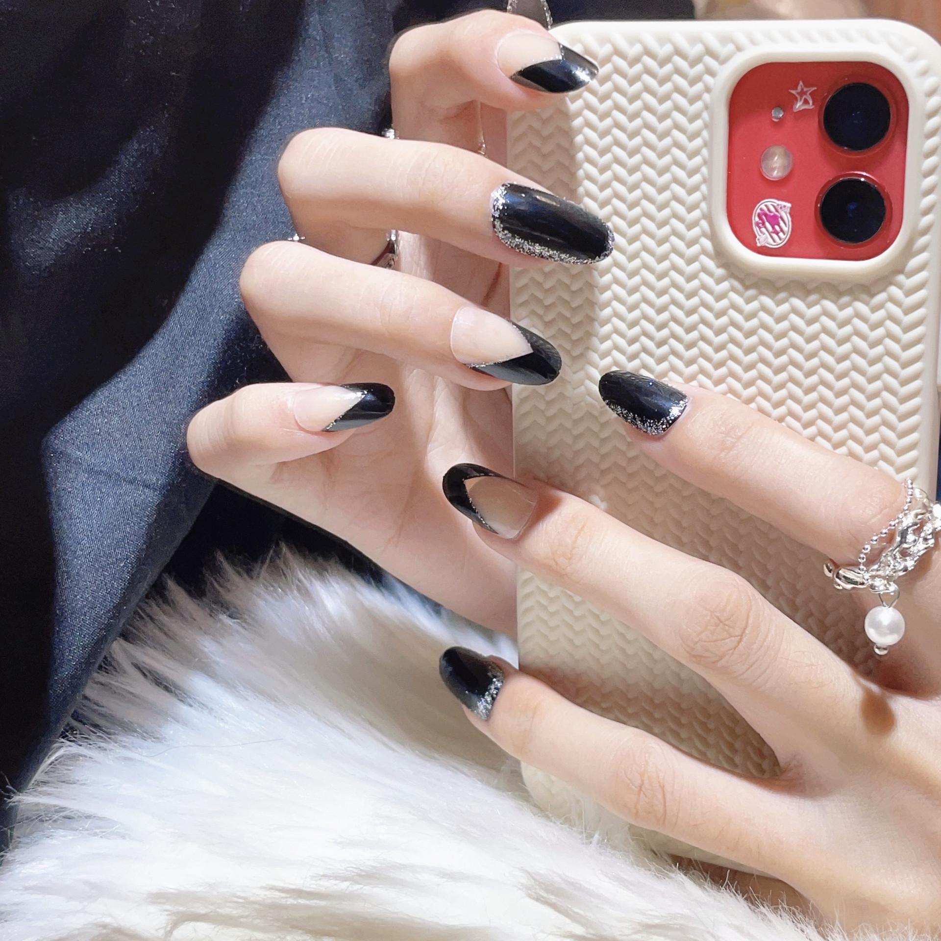 Cross-Border French Minimalist Glitter Silver V-Shaped False Nails - Sweet & Cool Style
Cross-Border French Minimalist Glitter Silver V-Shaped False Nails - Sweet & Cool Style