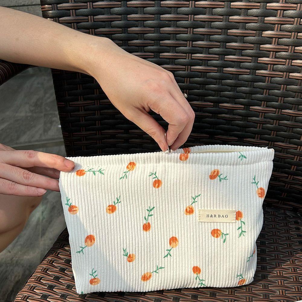 Вельветовая косметичка большой емкости с цветочным принтом, сумка для хранения косметики, дорожная сумка для макияжа с цветами
Вельветовая косметичка большой емкости с цветочным принтом, сумка для хранения косметики, дорожная сумка для макияжа с цветами