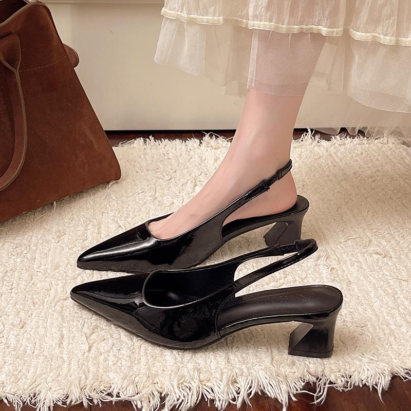 Temperament bag head sandals women s 2025 new patent leather pointed high heels thick heel empty single shoes fashion shoes 40 коричневий
Temperament bag head sandals women s 2025 new patent leather pointed high heels thick heel empty single shoes fashion shoes 40 коричневий
