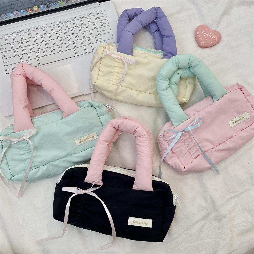 413 Soft large-capacity pencil bag Small fresh color student high-value stationery bag Cosmetics hand bag чорний
413 Soft large-capacity pencil bag Small fresh color student high-value stationery bag Cosmetics hand bag чорний