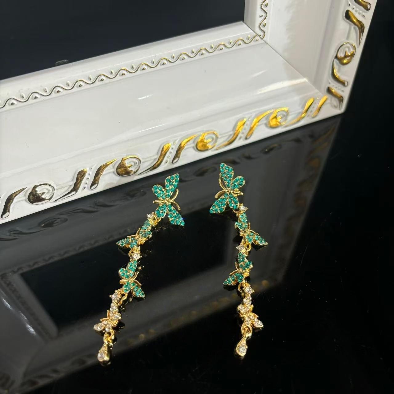 Retro Exquisite Dense Inlaid With Diamonds Long Butterfly Stud Earrings Fashionable Light Luxury Shoulder Sweeping Super Fairy Earrings
Retro Exquisite Dense Inlaid With Diamonds Long Butterfly Stud Earrings Fashionable Light Luxury Shoulder Sweeping Super Fairy Earrings