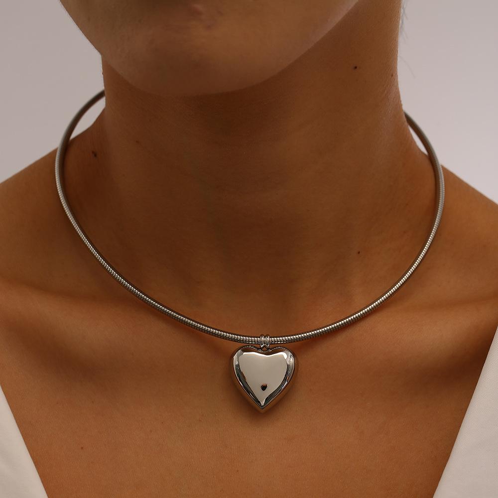 Simple Stainless Steel Love Heart Pendant Round Snake Chain Necklace for Women Fashion Metal Texture Waterproof Party Jewelry срібний
Simple Stainless Steel Love Heart Pendant Round Snake Chain Necklace for Women Fashion Metal Texture Waterproof Party Jewelry срібний