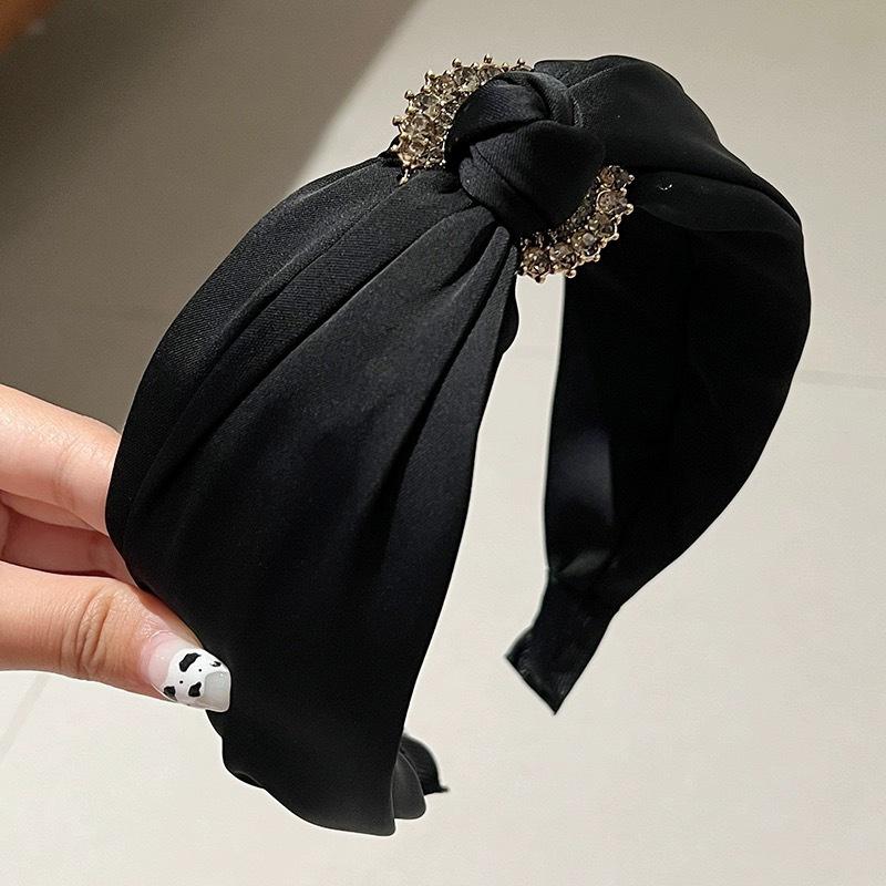 Модная женская атласная повязка на голову с центральным узлом и стразами для взрослых, широкополые повязки для волос, женские головные уборы для вечеринок
Модная женская атласная повязка на голову с центральным узлом и стразами для взрослых, широкополые повязки для волос, женские головные уборы для вечеринок