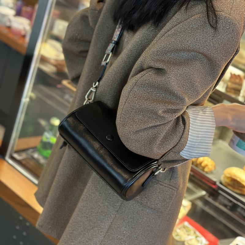 Ретро универсальная маленькая сумка через плечо для женщин, новая женская сумка из коровьей кожи, модная и высококачественная сумка через плечо
Ретро универсальная маленькая сумка через плечо для женщин, новая женская сумка из коровьей кожи, модная и высококачественная сумка через плечо