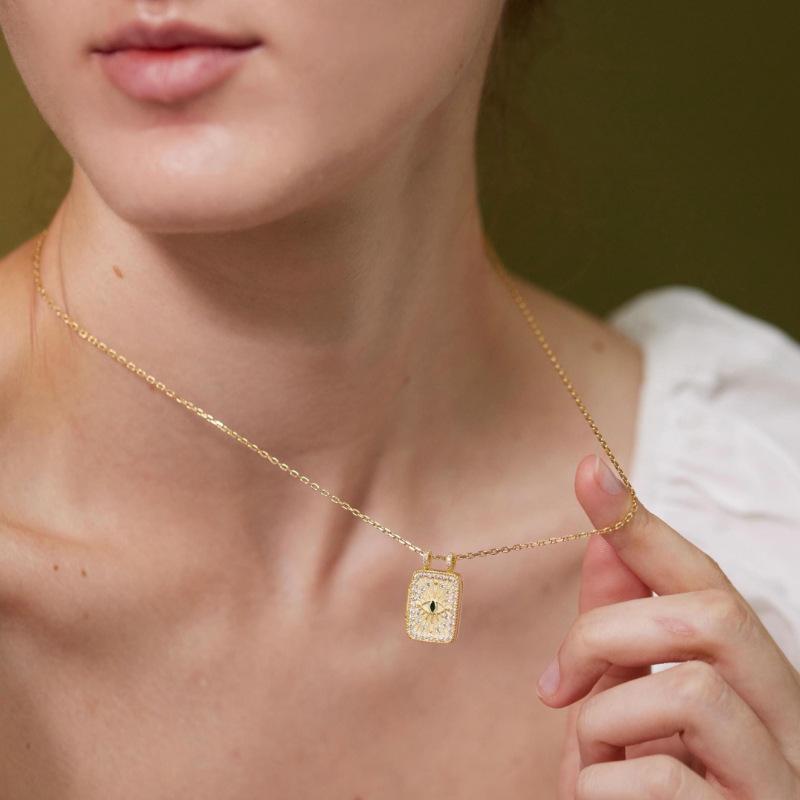 Light Luxury Gold Chain Square Tarot Card Photo Box Necklace Niche Can Be Opened And Closed To Put Photos Commemorative Style Personality
Light Luxury Gold Chain Square Tarot Card Photo Box Necklace Niche Can Be Opened And Closed To Put Photos Commemorative Style Personality