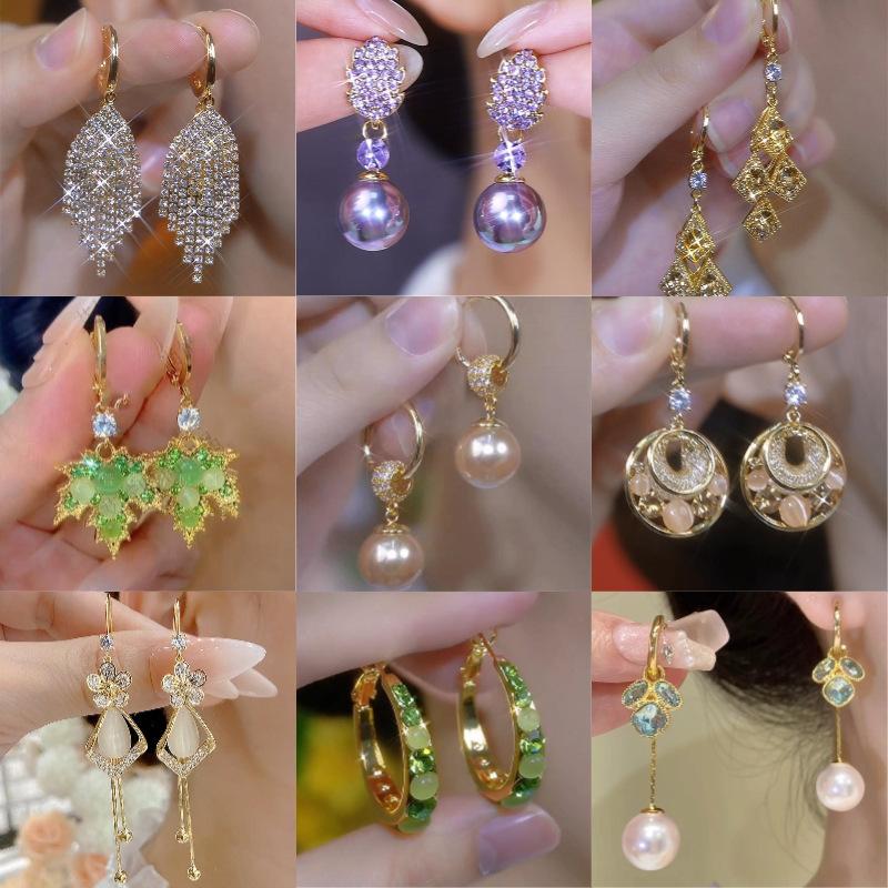 Diamond leaf pearl earrings Atmospheric light luxury high-end earrings Fashion Internet celebrity Same versatile earrings Women
Diamond leaf pearl earrings Atmospheric light luxury high-end earrings Fashion Internet celebrity Same versatile earrings Women